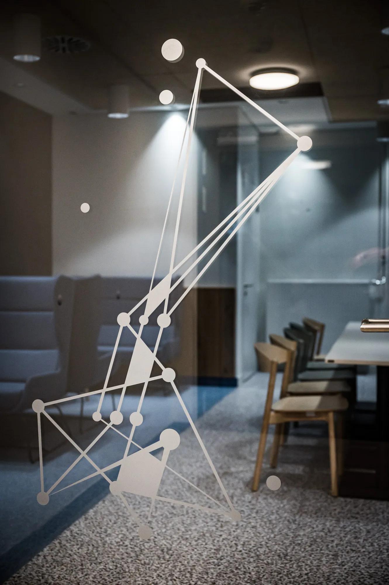 Folie auf Glas mit algorithmischen Muster
